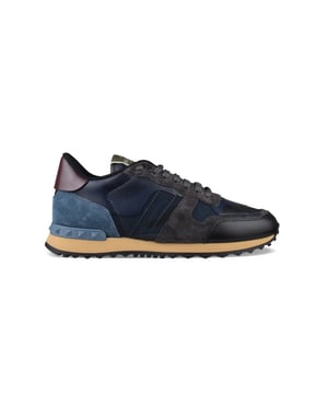 Sneakers Valentino Rockrunner en camuflaje con degradado azul y trasera burdeos.En tejido, ante y piel.Tachuelas de goma decorativas. Contrafuerte de piel.Suela dentada de caucho.  Cierre de cordones.Made in Italy.