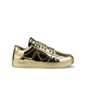 Downtown Prada-sneakers van goudlakleer.Geëmailleerd metalen driehoekig logo aan de buitenkant.Geperforeerd bovenwerk aan de voorkant van de schoen.Platte vetersluiting.Handtekening Prada-logo op de voorkant van de tong en aan de voorkant.Rubberen zool.Gemaakt in Italië.