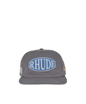 Gorra de algodón Rhude gris.Escudo azul con logotipo blanco bordado en la parte delantera.Varios detalles bordados en los laterales.Visera recta.Pico interior verde.Cierre trasero ajustable negro.
