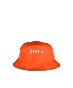 Heron Preston naranja bob.Parche naranja con logotipo. Logotipo bordado en la parte delantera.Cierre con cordón.