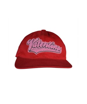 Rote Mütze von Valentino.Gesticktes Ose-Logo auf der Vorderseite der Kappe. Modell Rookie Varsity.Abnehmbare Zunge auf der Rückseite.100% Baumwolle.