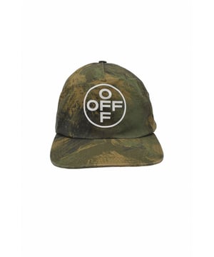 Grüne Mütze mit Off-White-Camouflage-Druck.Geschwungener Rand.Aus Baumwolle gefertigt.Verstellbarer Verschluss hinten.Hergestellt in Italien.