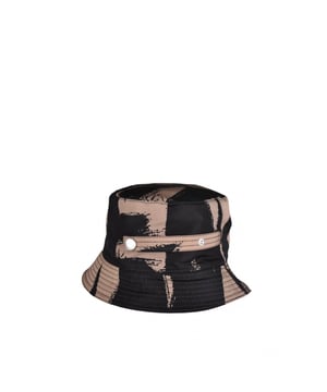 Bob beige y negro de Alexander McQueen.Estampados de graffiti de McQueen.Logotipo bordado en negro en la parte delantera.Visera plana.Made in Italy.