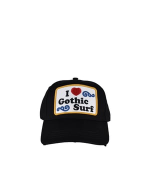 Gorra de algodón negro Dsquared2.Parche bordado  I Love Gothic Surf  en blanco, amarillo, rojo y azul.Logotipo bordado en la parte trasera amarilla.Efecto rasgado en la parte delantera.Gorra ajustable.