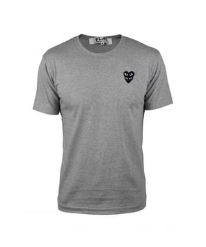T-shirt Comme des Garçons van grijs katoen.Logopatch van twee emblematische zwarte harten, geborduurd en over elkaar heen gelegd.Ronde kraag.Korte mouwen.
