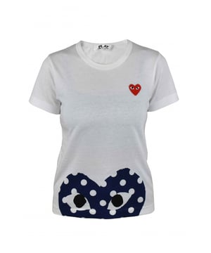 Comme des Garçons T-shirt van wit katoen.Emblematische marineblauwe hartenprint met witte stippen aan de onderkant.Rood hartlogopatch op de borst.Ronde kraag.Korte mouwen.