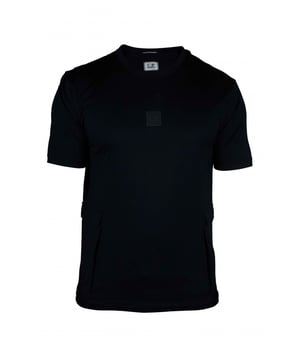 Marineblauw T-shirt van C.P Company.Collectie Metropolis Series.Logopatch op de borst.Twee zijzakken. Korte mouwen.Ronde hals.100% katoen.