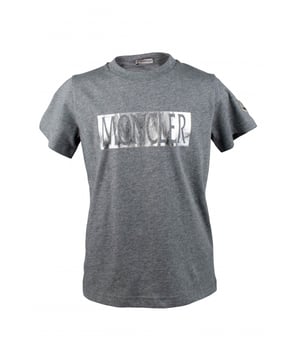 Grijs katoenen T-shirt van Moncler.Zilveren logopatch in het midden.Korte mouwen.Gemaakt in Italië.