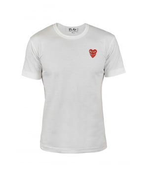 Comme des Garçons T-shirt van wit katoen.Twee overlappende geborduurde patches met rood hartlogo op de borst.Ronde kraag.Korte mouwen.