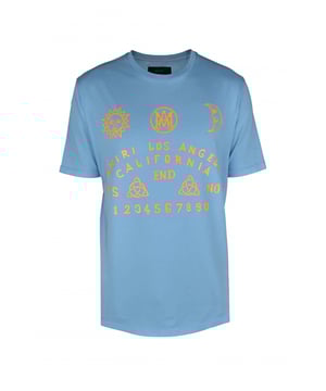 Camiseta azul claro Amiri.Estampados gráficos amarillos en la parte delantera.Manga corta.Cuello redondo.