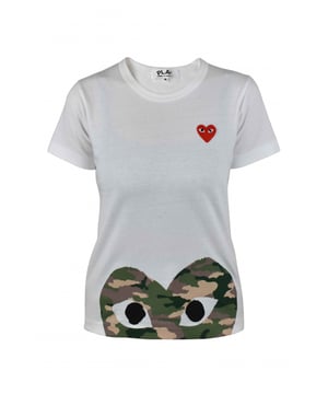 Comme des Garçons T-shirt van wit katoen.Iconische camouflage-hartprint op de onderkant.Rood hart-logopatch op de borst.Ronde kraag.Korte mouwen.