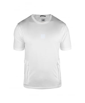 Wit T-shirt C.P Company.Metropolis Series-collectie.Witte logopatch op de borst.Twee zijzakken. Korte mouwen.Ronde hals.100% katoen.