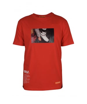 Camiseta roja Off-White.Logotipo con flechas impresas Caravage en la espalda.Etiqueta  A  en el cuello.Logotipo blanco en la parte delantera.100% algodón.