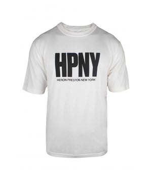 Camiseta Heron Preston de algodón blanco. HPNY  impreso en negro en la parte delantera.Parche con logotipo en la espalda.Cuello redondo.Mangas cortas.Corte recto.100% algodón.