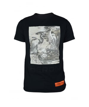 Heron Preston T-shirt van zwart katoen.Witte en grijze grafische print op de voorkant.Black Heron-logo in reliëf op de voorkant.Ronde halslijn.100% katoen.