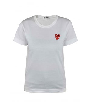 Comme des Garçons T-shirt van wit katoen.Twee overlappende geborduurde patches met rood hartlogo op de borst.Ronde kraag.Korte mouwen.