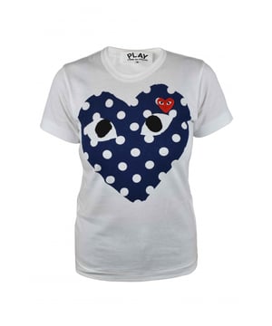 Comme des Garçons T-shirt van wit katoen.Emblematische marineblauwe hartenprint in het midden met witte stippen.Rood hartlogopatch op de borst.Ronde kraag.Korte mouwen.