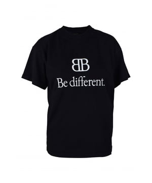 Camiseta negra de Balenciaga.Logotipo  BB  y  be different  impresos en blanco en la parte delantera.Manga corta.Cuello redondo.100% algodón.