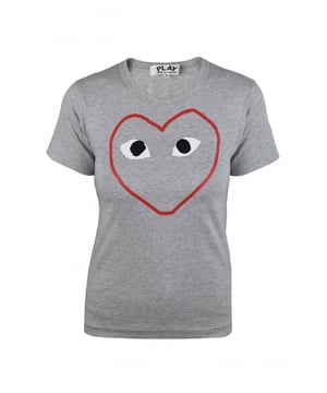 Comme des Garçons T-shirt van grijs katoen.Emblematisch hart met rode contouren in het midden gedrukt.Ronde kraag.Korte mouwen.
