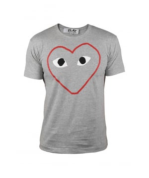 Comme des Garçons T-shirt van grijs katoen.Emblematisch hart met rode contouren in het midden gedrukt.Ronde kraag.Korte mouwen.