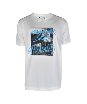 T-Shirt von Off-White.In der Farbe weiß.Bild mit blauem Graffiti-Tag.  Gestickter Aufdruck  OFF  auf der Rückseite. Gerade geschnitten.100% Baumwolle.