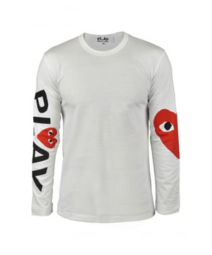 Comme des Garçons T-shirt van wit katoen.Zwarte PLAY-print en emblematisch rood hart op de mouwen.Ronde kraag.Lange mouwen.