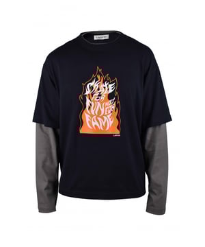 Camiseta Lanvin de algodón azul marino y gris.Llamas naranjas estampadas en el centro.Letras blancas impresas sobre las llamas.Efecto de capas.Mangas largas.Cuello redondo.