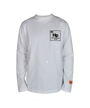 Heron Preston wit katoenen T-shirt met lange mouwen.Ribgebreide ronde hals. Geborduurd logo in wit en zwart op de borst. Wit geborduurd logo op manchetten. Oranje textiellogopatch op de pols. Grafische print in roze en blauw op de achterkant.