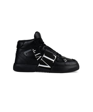 Zapatillas altas Valentino VL7N negras de piel de becerro.Siete cintas con logotipo VLTN blanco.Cordones negros.Talonera de piel negra con logotipo Valentino.Logotipo en la lengüeta.Suela de goma.Made in Italy.