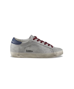 Superstar Golden Goose Sneakers aus silbernem Leder.Perforierter Stern auf der Außenseite.Verschluss mit roten Schnürsenkeln. Logo auf der Außenseite.Blaue Lederkappe mit Logo.Weiße Gummisohle mit Used-Effekt.Made in Italy.