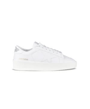 Golden Goose Stardan Sneakers aus weißem Leder.Weißer Stern aus Leder.Fersenkappe mit schwarzem Logo markiert.Verschluss mit flachen weißen Schnürsenkeln.Goldenes Signaturlogo auf der Außenseite.Dicke Sohle aus Gummi.100% Leder. Made in Italy.