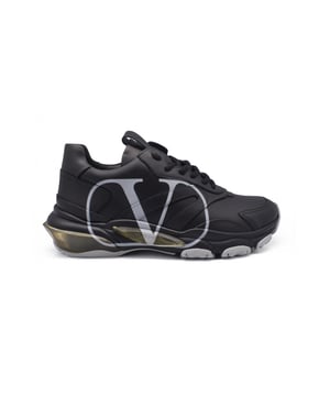 Valentino Bounce-model sneakers van zwart leer.Grijze VLogo Signature-print op de zijkant.VLTN-logo op de tong.Rubberen zool met VLTN-logo in reliëf op de zijkant.Made in Italy.