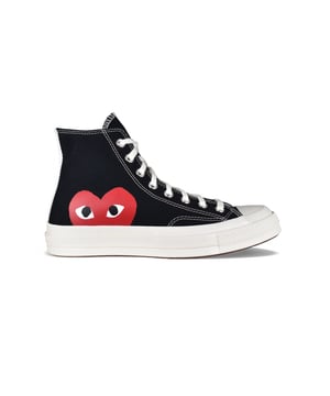Comme Des Garçons Play x Converse hoge sneakers.Zwart canvas.Witte rubberen ronde neus.Handtekening rood hartlogo aan de buitenkant.Vetersluiting.Contrast stiksel.Witte rubberen zool.