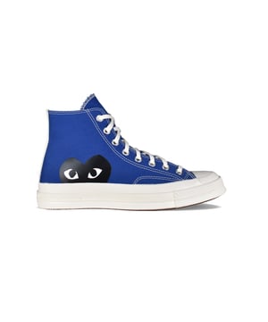 Comme Des Garçons Play x Converse hoge sneakers.Marineblauw canvas.Witte rubberen ronde neus.Handtekening zwart hartlogo aan de buitenkant.Vetersluiting.Contrasterende stiksels. Witte rubberen zool.