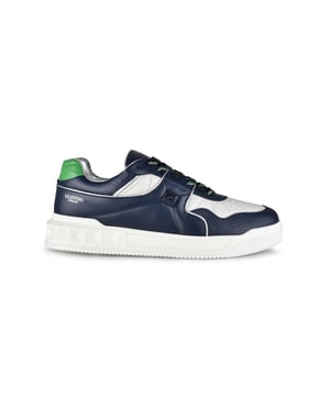 Sneakers Valentino en piel azul marino.Detalle de tachuelas con acabado pulido.Logotipo serigrafiado en el talón y la lengüeta.Suela de goma con detalle de maxi tachuelas.Suela de goma con tacos maxi.Cierre de cordones con detalles verdes.Contrafuerte de piel verde con logotipo Valentino.Lengüeta con logotipo Valentino.100% piel de napa.Made in Italy.