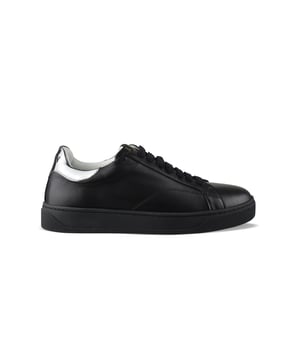 Sneakers Lanvin DBB0 en piel negra.Logotipo en la lengüeta.Contrafuerte de cuero plateado.Logotipo bordado en el contrafuerte.Cierre de cordones negro.Puntera redonda. Suela de goma negra.