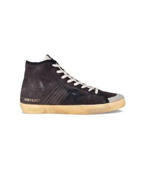 Sneakers Francy Golden Goose en ante negro.Panel frontal de ante gris.Estrella de piel negra en el exterior.Logotipo blanco en la lengüeta.Parche con logotipo rojo en el lateral interior.Logotipo  GGDB/FRANCY  dorado en el exterior.Cierre con cordones blancos.Cremallera lateral.Suela de goma amarillenta. Made in Italy.