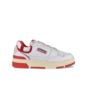Sneakers bajas CLC Autry en piel blanca y roja.Inserciones de ante rojo.Parche con logotipo en el exterior. Talonera de ante gris claro con logotipo.Lengüeta con parche del logotipo.Suela con efecto amarillento y detalles rojos.Logotipo de la marca en la suela.  Cierre de cordones. Puntera redonda perforada.