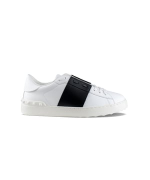 Valentino Open Sneakers aus weißem Leder mit schwarzem Band.Gummisohle mit Nieten.Made in Italy.