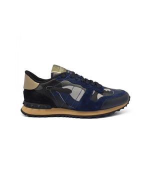 Sneakers Valentino modèle Rockrunner Camouflage bleu et gris en tissu et nappa.Détails de clous en caoutchouc à l'arrière.Contrefort en cuir beige.Semelle en caoutchouc.Made in Italy.
