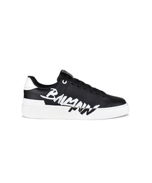 Balmain B-court sneakers van zwart leer.Zwart-wit contrasterend logo gedrukt op de zichtbare kant.Tong met zwart-wit leren logopatch.Zwarte vetersluiting.Wit leren aanrecht met zwart logo.Witte rubberen zool met ton-sur-ton logo op de hiel.Gemaakt in Italië.