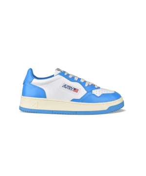 Sneakers bajas Autry de piel blanca y azul.Parche con logotipo en el exterior.Contrafuerte de piel azul con logotipo en relieve.Lengüeta con parche del logotipo.Suela de caucho efecto amarilleado. Cierre con cordones. Puntera redonda perforada.100% piel.