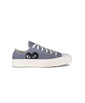 Comme Des Garçons Play x Converse lage sneakers.Grijs canvas.Ronde witte rubberen neus.Handtekening zwart hartlogo aan de buitenkant.Vetersluiting.Contrasterende stiksels. Witte rubberen zool.
