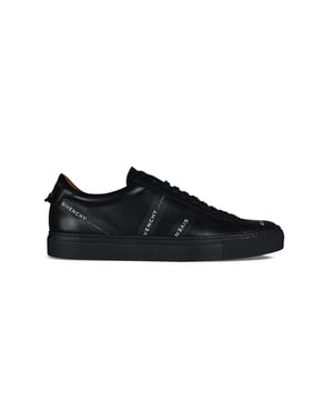 Sneakers Givenchy, modelo Urban Street en cuero negro mate.Bandas con la firma  GIVENCHY  en el lateral.Canesú de cuero negro y lazos en la espalda con la firma  GIVENCHY PARIS  en dorado.Puntera redondeada.Suela y forro de cuero.100% piel de becerro.Made in Portugal.