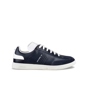 Zapatillas Dior B01 de piel azul. Estampado  Dior Homme B01  en blanco en el lateral. Perforaciones laterales.Lengüeta blanca con logotipo CD.Contrafuerte blanco con abeja azul.Cordones blancos.Puntera redonda de ante.Suela de goma blanca con logotipo.Made in Italy.
