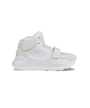 Sneakers altas Burberry Regis en lona y ante blanco.Detalles en piel blanca.Cierre de cordones blanco.Correa de goma blanca con logotipo.Suela gruesa de goma blanca.Logotipo en relieve en la parte trasera de la suela.Made in Italy.