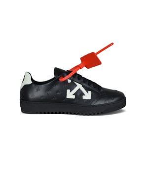 Sneakers Low Vulcanized Off-White de piel negra con logo en relieve.Cruz de cuero blanco en el lado exterior.Contrafuerte de cuero blanco con logo negro.Clip estilo antirrobo rojo.Suela de goma negra.Made in Italy.