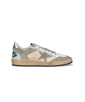 Golden Goose witte en grijze sneakers  Ball Star .Inzetstukken van wit leer, nylon en grijs suède.Zilveren lederen toonbank.Grijze suède ster.Lichtblauwe hak met modelopschrift.Grijze glitterveters.Gouden opschrift  GGDB  en  BALLSTAR  op de buitenkant van de rechtervoet.Platte rubberen zool.Ronde neus.100% leer.Gemaakt in Italië.