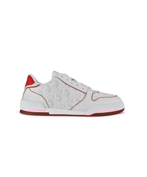 Dior One-sneakers in wit en rood kalfsleer.Geperforeerd model in wit Oblique.Witte tong met zichtbaar logo.Rode leren toonbank met kenmerkende ster.Witte rubberen zool met logo.Witte platte vetersluiting.100% kalfsleer.Gemaakt in Italië.