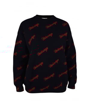 Jersey Balenciaga de lana negra.Logotipo Balenciaga rojo estampado por todo el jersey.Cuello redondo.Bordes acanalados.Mangas largas.97% lana.Made in Italy.